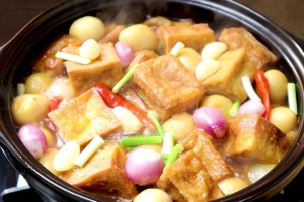 Chế biến món củ hủ dừa kho trứng cút hay kho thịt