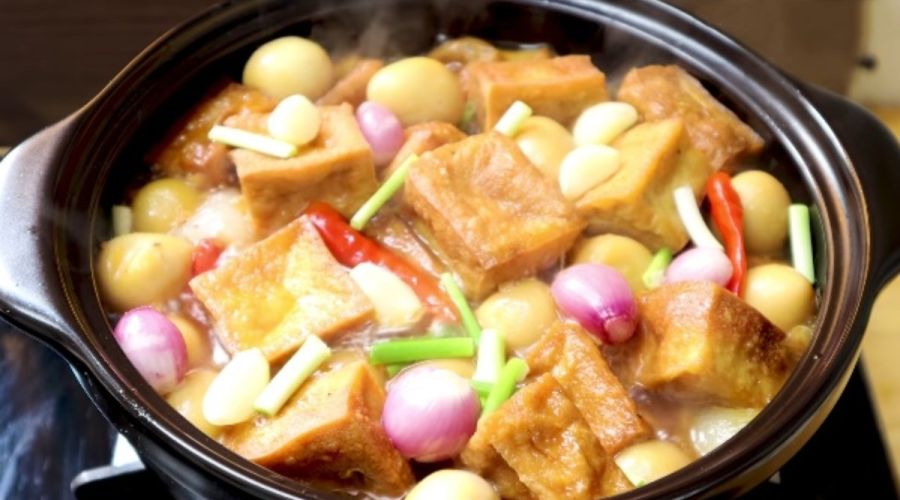 Chế biến món củ hủ dừa kho trứng cút hay kho thịt