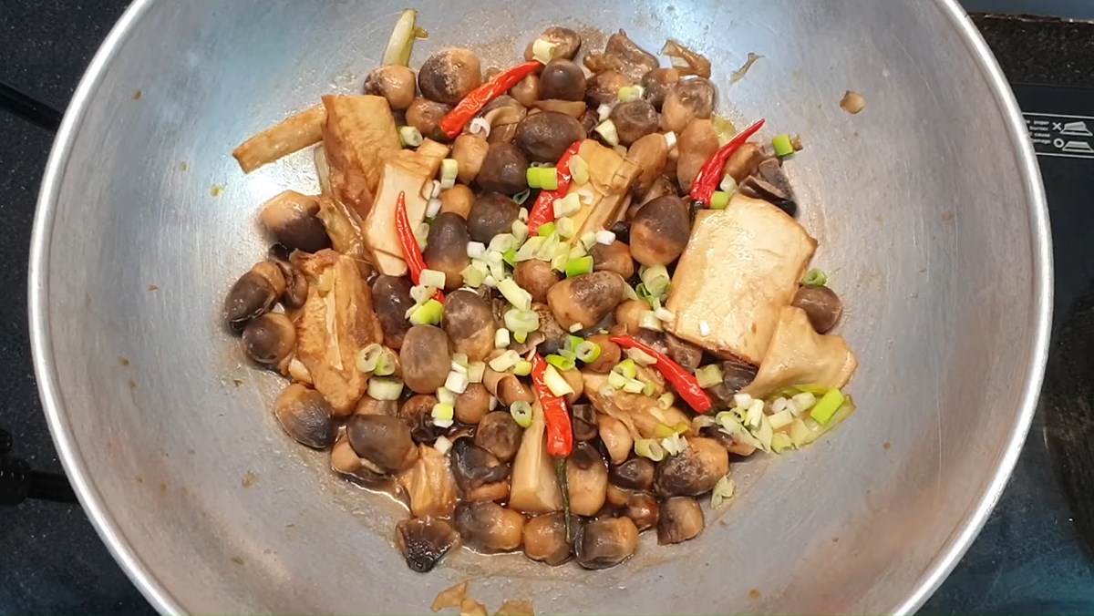 Củ hủ dừa sấy khô kho thịt